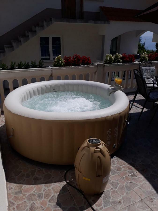 Apartment Lucky With Jacuzzi Trogir Eksteriør billede
